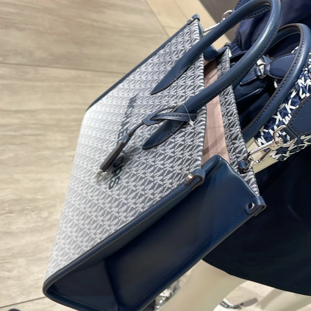 MICHAEL KORS Mirella Medium Ombré Logo EW Tote Shoulder Bag
Navy 
NWT - Picture 12 of 16